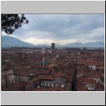 Het 'onvergetelijk' uitzicht vanaf de daktuin van Case dei Guinigi over Lucca